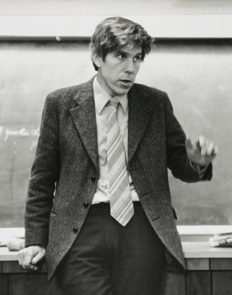 Evolutionsbiologe William Hamilton in einem Seminar in Harvard, 1978. Die Regel von Hamilton beschäftigt sich ebenfalls mit der Evolution von altruistischem Verhalten.